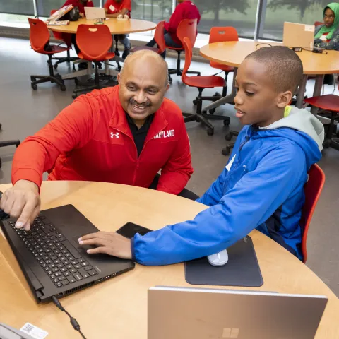 Dean Amitabh Varshney with CompSciConnect student at Maryland Day 2023